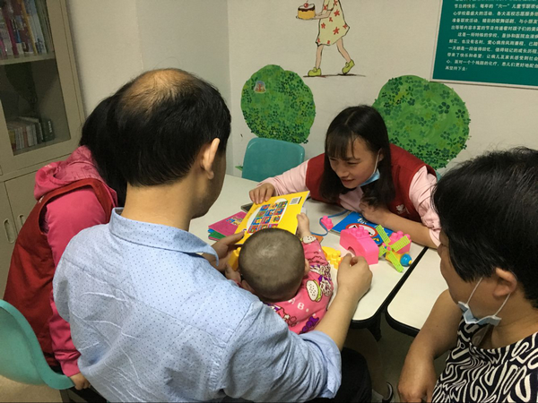 1459480843196655.png 图为我院志愿者陪儿童患者看漫画_1.png