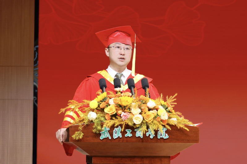 湖北日报客户端：英国正版365官网校长勉励毕业生：别等风来，自己先跑起来